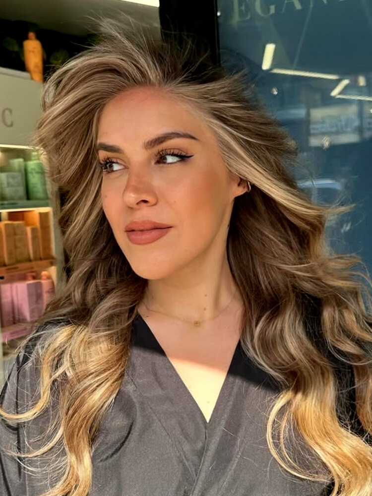 Hacimli sarı dalgalar — salon önünde