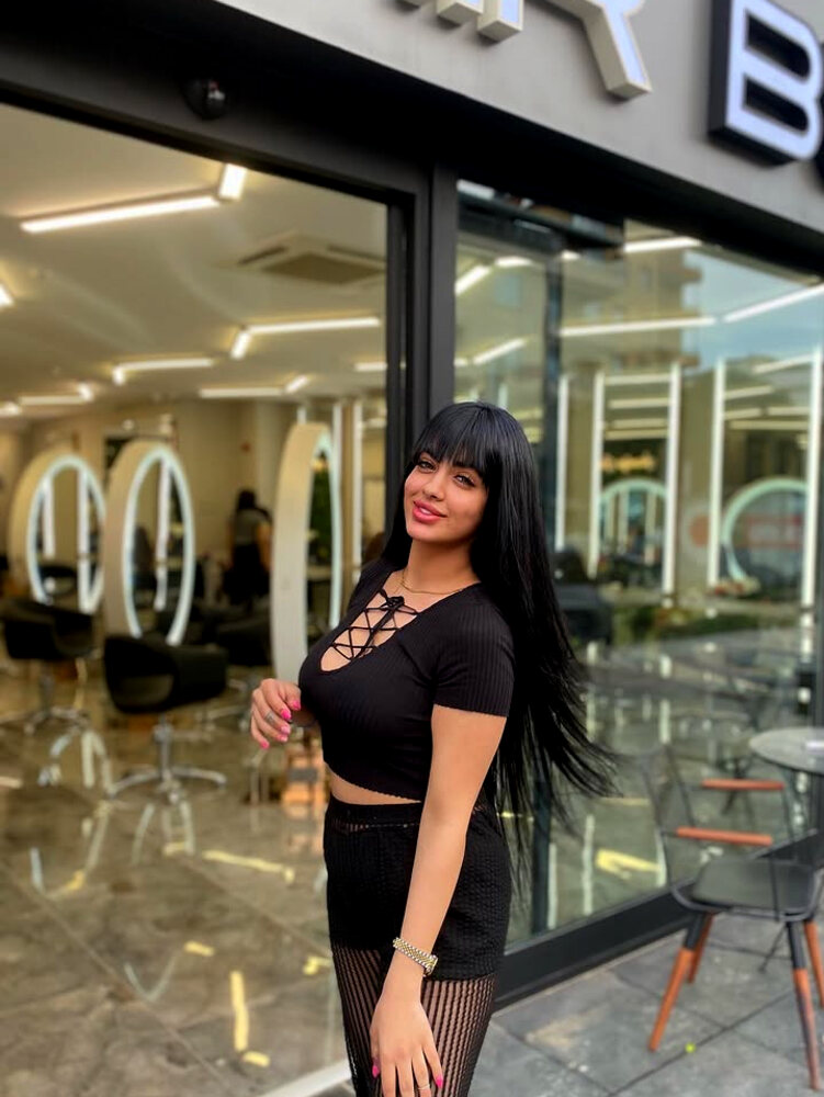 Uzun düz siyah saç — salon önünde